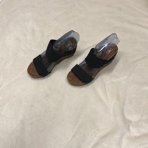 GATO SANDALS.    (150)